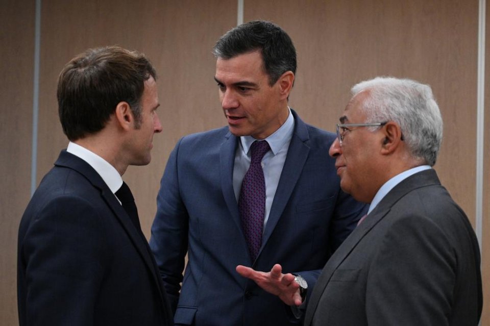 Pedro Sanchez with Emmanuel Macron and Antonio Costa