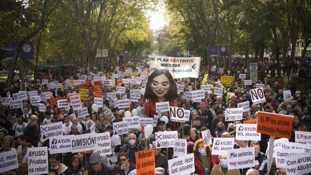 Madrid Health workers protesting against Ayuso’s cuts to the city’s health services.
