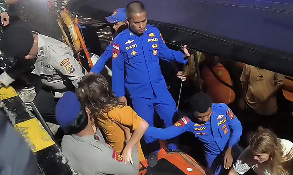 Four members of a Spanish family missing after tourist boat sinks in Indonesia