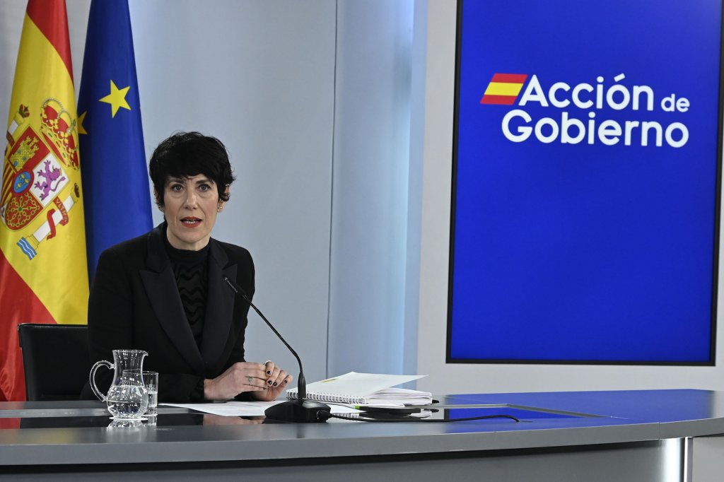 Spain to grant legal status to around 500,000 undocumented migrants