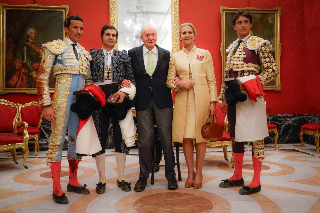 Disgraced ex-king Juan Carlos flies by private jet to Seville bullfight from Abu Dhabi, drawing cheers and backlash