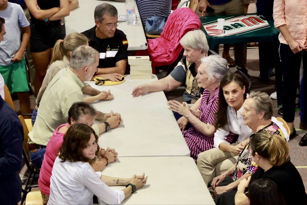Wildfire emergency deepens as royals visit evacuees and new Valencia...